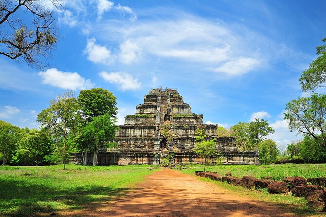 Koh Ker & Beng Mealea Temple Full-Day Private Tour from Siem Reap - Prasat Pram and the trees in the brickwork