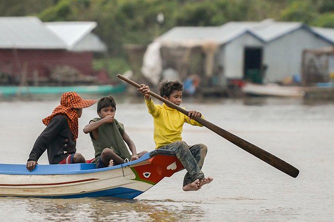 Kompong Khleang Floating Village & Tonle Sap Lake - Private Day Tour - Entering Kompong Khleang by boat