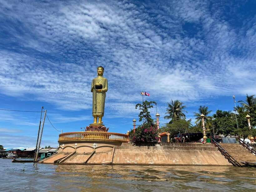 Kompong Kleang Floating Village Guide Tour from Siem Reap - A 20-minute walk through the traditional village