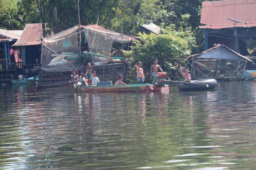Kompong Phluk Floating Village Tour from Siem Reap - Reaching Kompong Phluk by long-tail boat