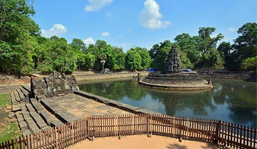 Phnom Bakheng Sunset Tour, Pre Rup, Neak Pean, Preah Khan - Phnom Bakheng sunset and the final climb