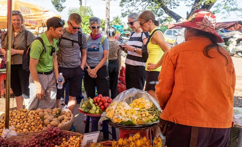 Phnom Penh: Morning Foodie, Market Walking & Street Art Tour - Independence Monument and the shape of the morning