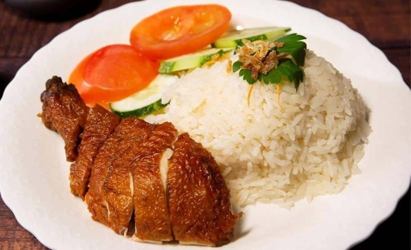 Phnom Penh: Morning Foodie, Market Walking & Street Art Tour - Banh Chaev and Phnom Penh coffee near Wat Botum Park