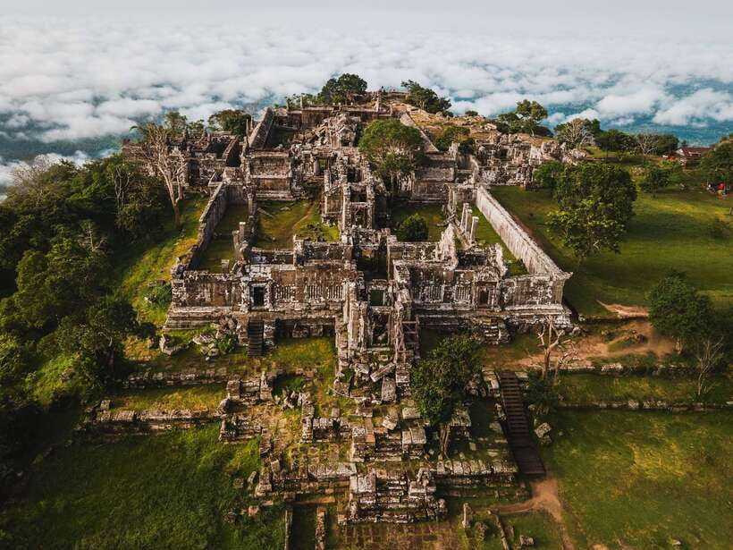 Preah Vihear: Full-Day Preah Vihear and Koh Ker Temple Tour - Reading the carvings at Preah Vihear
