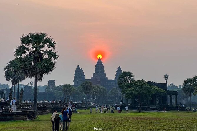 Private Angkor Sunrise Guided Tour - Srah Srang gives the morning a pause