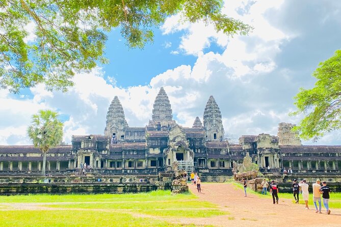 Private Angkor Wat and Lost Temple Jungle Tour - Six Angkor temples in six and a half hours
