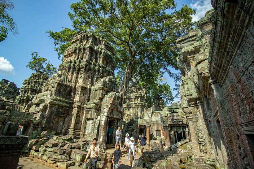 Private Angkor Wat Sunset Tour with Lunch and Snack Included - Lunch Near the Temples