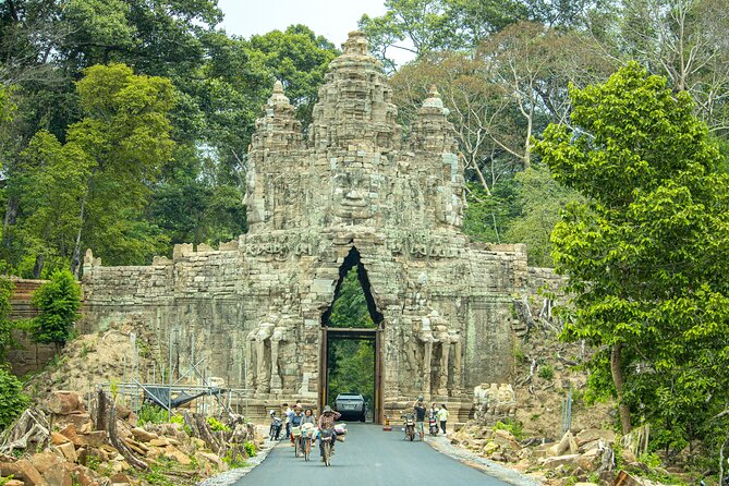 Private Angkor Wat Tour & Angkor Park/Heritage With Local Guide - Bayon and its famous stone faces