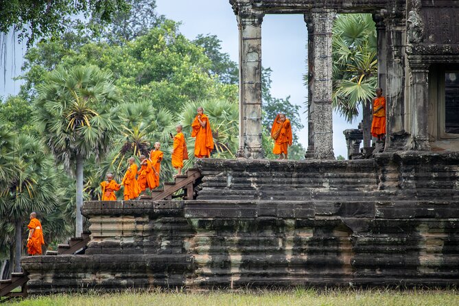 Private Angkor Wat Tour & Angkor Park/Heritage With Local Guide - A lunch break beside Srah Srang