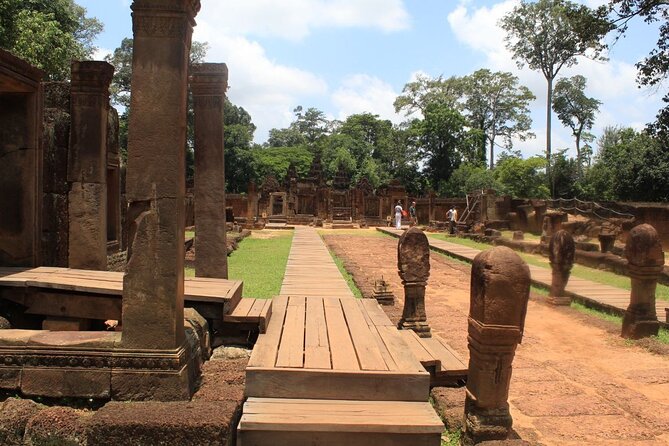Private Banteay Srei and 4 Temples Guided Tour - A private vehicle makes the long route easier