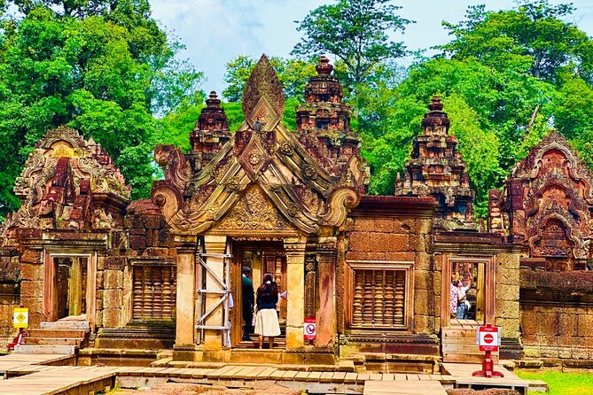 Private Banteay Srei Kbal Spean Tours and Landmine museum - Banteay Srei and its pink sandstone details