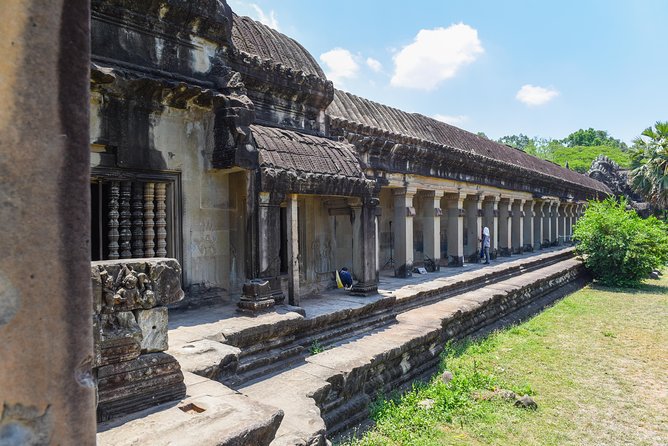 Private Full-Day Angkor Temple and Sunset Viewing with Lunch - Lunch at a local restaurant