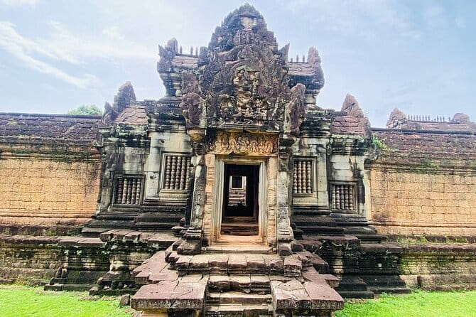 Private Kbal Spean Trekking Tour with Banteay Srei - Banteay Srei and the finest small-scale carving