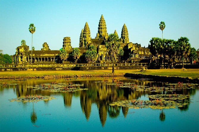 Private Taxi from Siem Reap to Phnom Penh - Speak English Driver - The Skun spider market stop