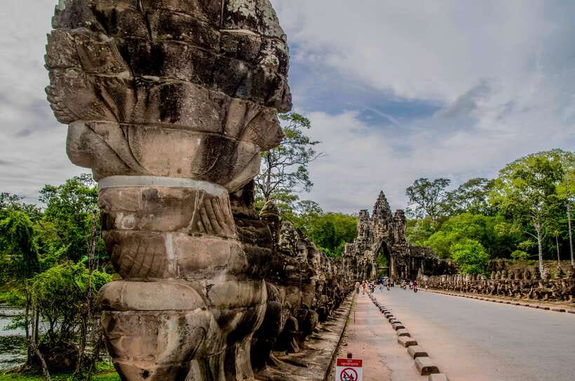 Seat-In-Coach: Small Circuit tour with Sunrise at Angkor Wat - How the guides shape the morning