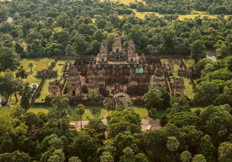 Shared day tour with Spanish-speaking guide at Angkor Temple. - Entering Angkor Thom through the South Gate