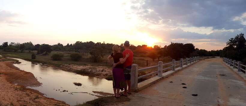 Siem Reap: 3-Hour Ancient Trails Motorbike Tour - Following dirt tracks into the countryside