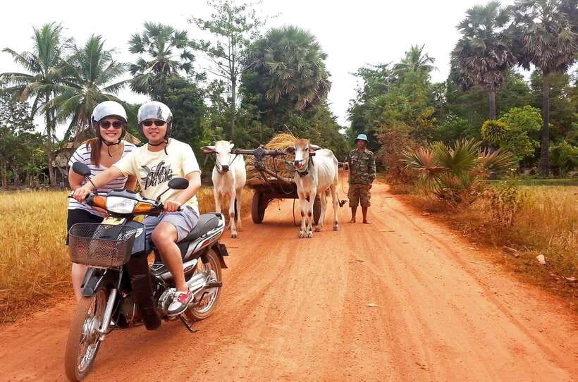 Siem Reap: 3-Hour Ancient Trails Motorbike Tour - Village roads and ordinary Cambodian life