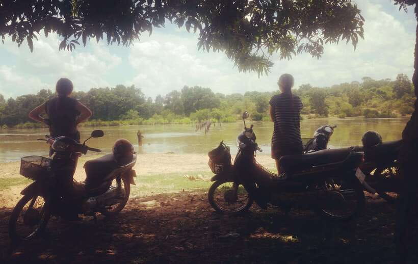 Siem Reap: 3-Hour Ancient Trails Motorbike Tour - The ancient bridge and Pradak market