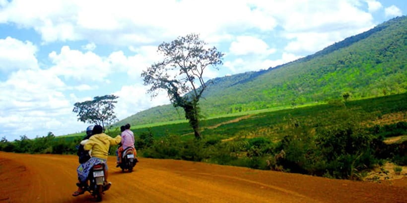 Siem Reap: 6-Hour Easy Rider Motorbike Tour - Chai Village and the monastery near Phnom Bok