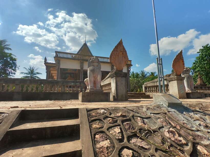 Siem Reap: 6-Hour Easy Rider Motorbike Tour - A market, a pagoda, and everyday religious life