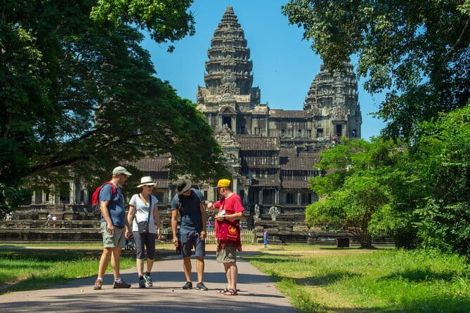 Siem Reap Angkor International Airport Transfer or Pick-Up - Cooling down with water and a towel