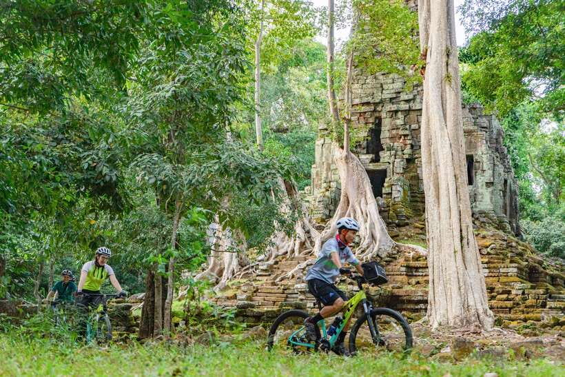 Siem Reap: Angkor Sunset Bike & Boat Tour /E-Bike Available - The Angkor paths after the crowds begin to thin