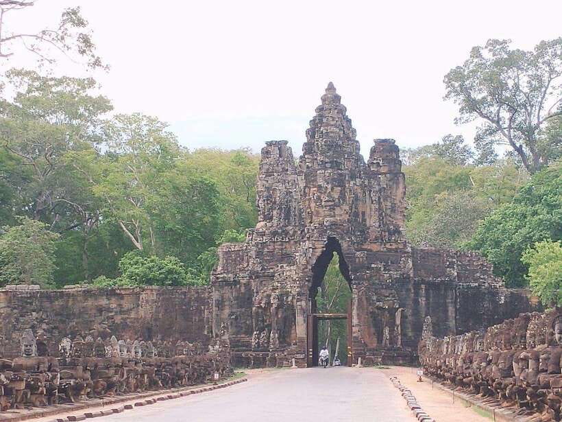 Siem Reap: Angkor Wat, Angkor Thom, and Banteay Srei Tour - Baphuon, the terraces, and the central Angkor Thom walk