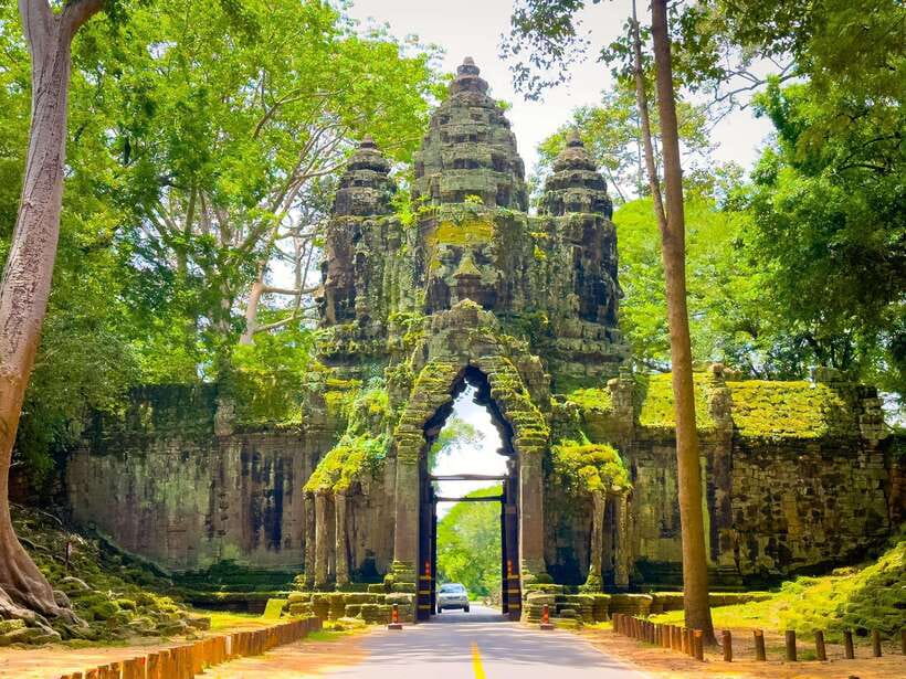 Siem Reap: Angkor Wat, Bayon & Ta Prohm Guided Tour - Reaching Angkor Wat from Siem Reap