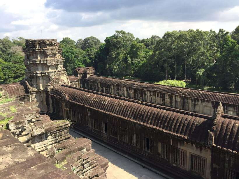 Siem Reap: Angkor Wat Half-Day Trip with Local Guide - Inside the galleries and temple levels