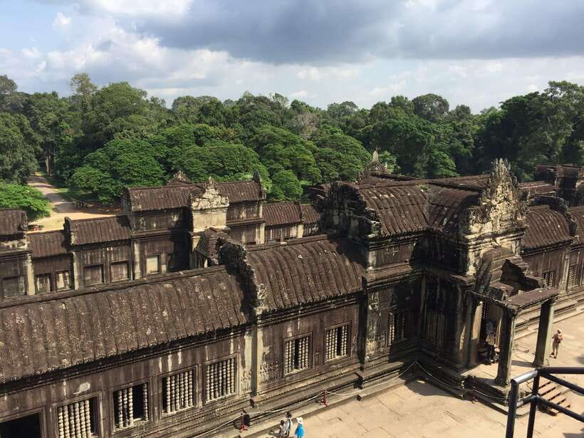 Siem Reap: Angkor Wat Half-Day Trip with Local Guide - The walking, heat, and practical limits