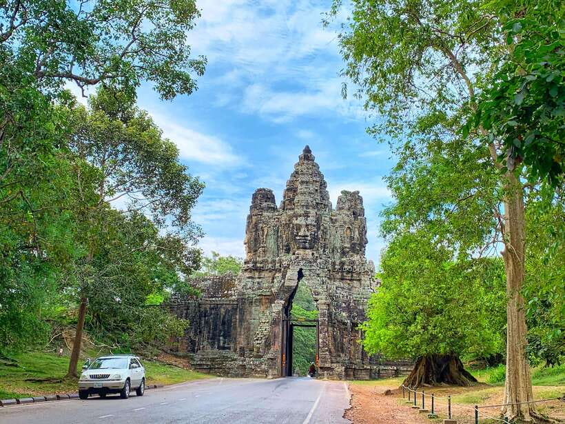 Siem Reap: Angkor Wat Private Tour by Tuk-Tuk - South Gate and Angkor Thom