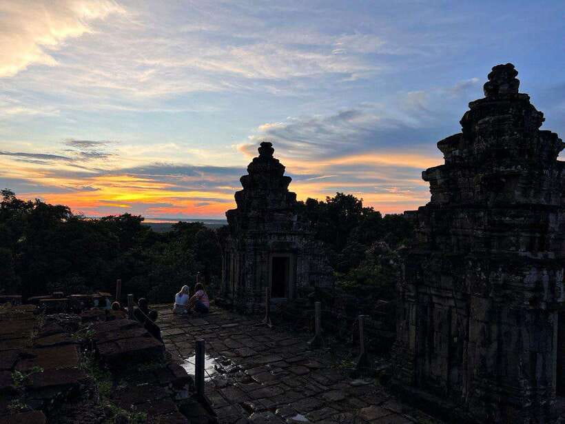Siem Reap: Angkor Wat Small-Group Day Tour and Sunset - A local lunch and the food arrangements