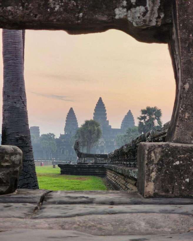 Siem Reap: Angkor Wat Small Group Tour with Spanish Guide - Angkor Thom through the Victory Gate