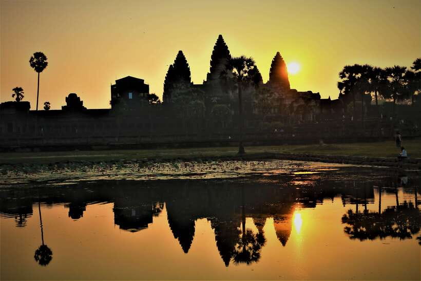 Siem Reap: Angkor Wat Sunrise and Best Temples Tour - Breakfast beside Srah Srang after the first temple