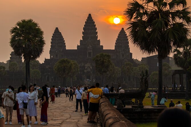 Siem Reap: Angkor Wat Sunrise & Explore Angkor Temples With Guide - Angkor Thom and the scale of a royal capital