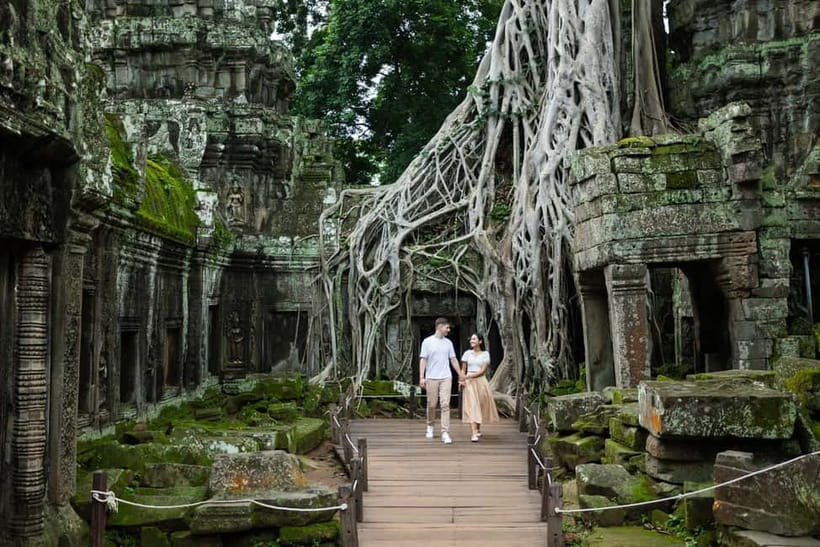 Siem Reap: Angkor Wat Sunrise Small Group tour and Breakfast - Angkor Wat from the outer causeway to the inner galleries