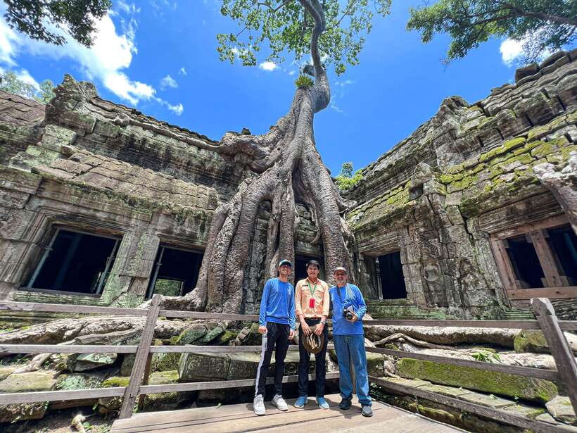 Siem Reap: Angkor Wat Sunrise Tour via Tuk Tuk & Breakfast - Breakfast at a family restaurant and Preah Dak village