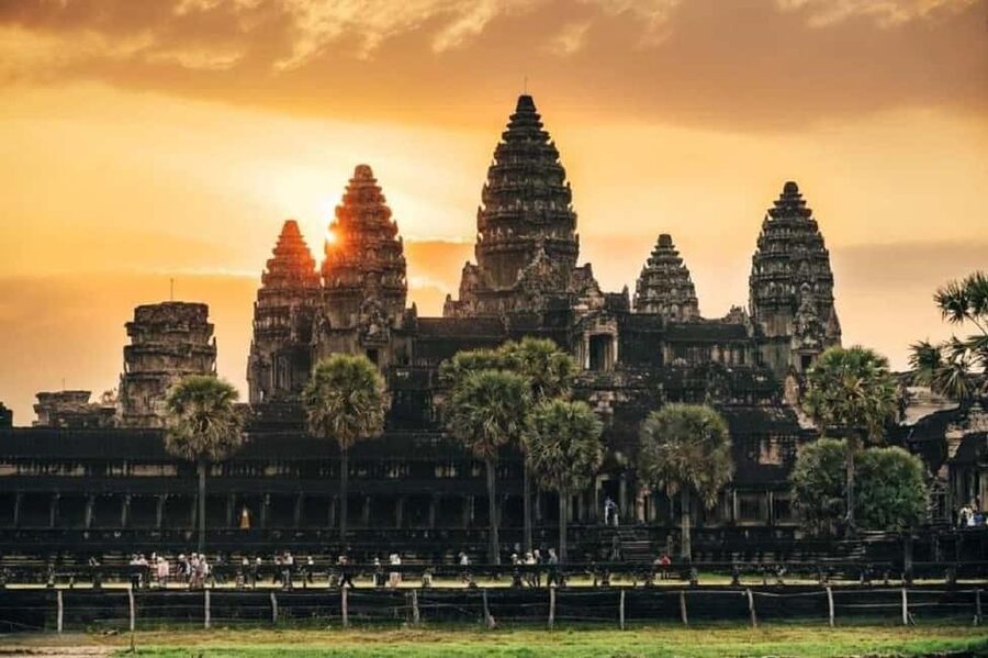 Siem Reap: Angkor Wat Sunrise Tour with Spanish Guide - Angkor Thom reveals the royal city