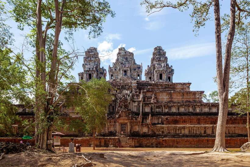 Siem Reap: Angkor Wat Tour Explore The Most Iconic Temples - Sunrise at Angkor Wat, the day’s essential start