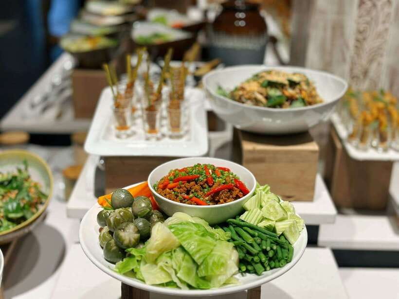 Siem Reap: Apsara Dance Show and Dinner with Hotel Pickup - Small details that improve the night