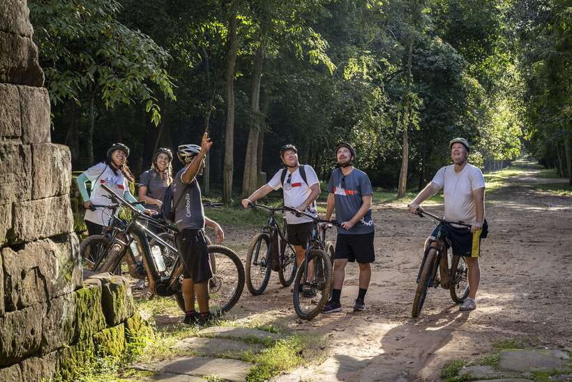Siem Reap: Bike the Angkor Temples - Full-Day 30km Tour - Group size, guides, and the value of local knowledge