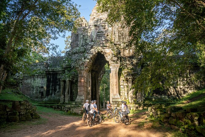 Siem Reap: Bike the Angkor Temples - Full-Day 30km Tour - Lunch, fruit, and a welcome pause at Srah Srang