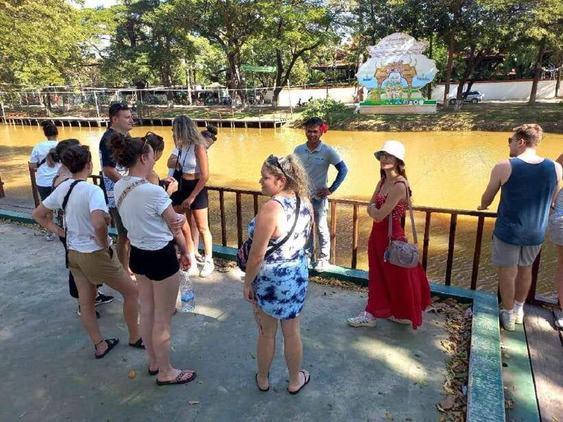Siem Reap: City Walking Tour - What guides add to the walk