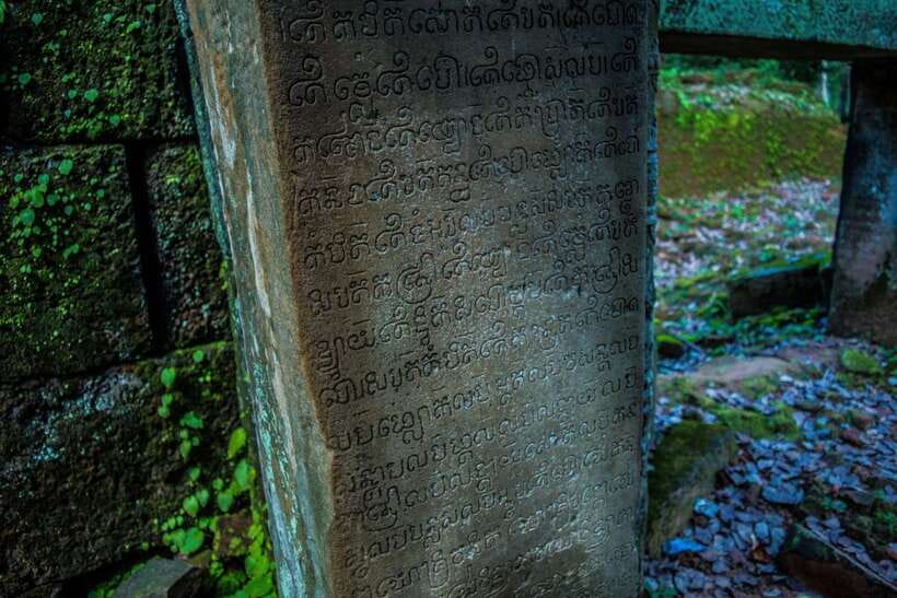Siem Reap: Day Trip to Koh Ker and Beng Mealea Temples - Walking through Prasat Thom and the Koh Ker group