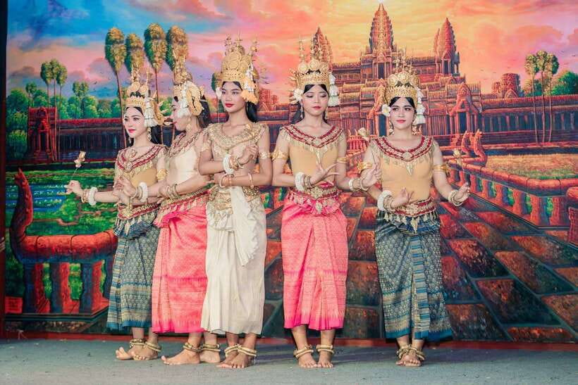 Siem Reap: Dinner and Traditional Show with Hotel Transfer - Choosing between the garden and the dining hall