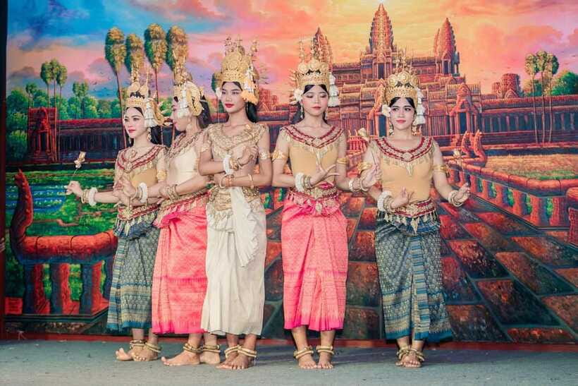 Siem Reap: Dinner and Traditional Show with Hotel Transfer - Understanding the apsara dance performance