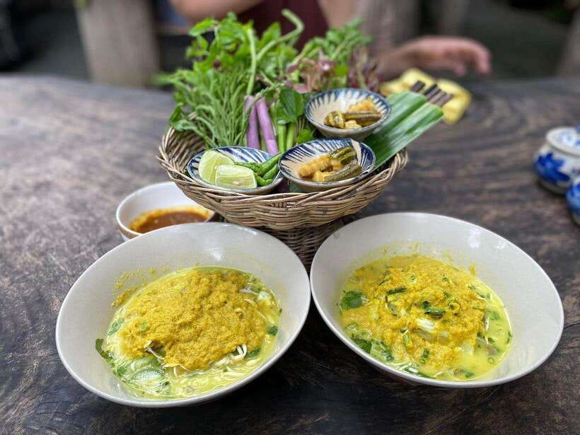 Siem Reap: Evening Food Tour with 10 Local Tastings - Made in Cambodia Market: crafts between courses
