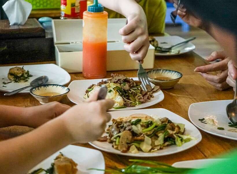 Siem Reap: Evening Food Tour with 10 Local Tastings - Long’s Bar: a beer to end the night