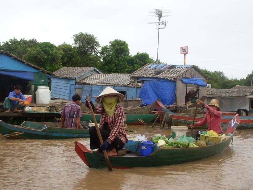 Siem Reap: Floating Village Tour - Boarding the flat-bottomed riverboat